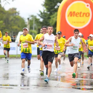 Grupo de corredores compitiendo en equipo