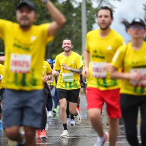 Corredores compartiendo la experiencia de la carrera atlética