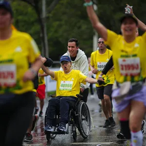 Corredores avanzando por una avenida de Bogotá