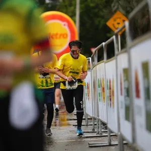 Atleta acelerando en el tramo final