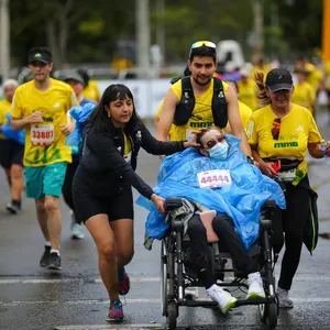 Participante con paso firme apoyado en la recta final