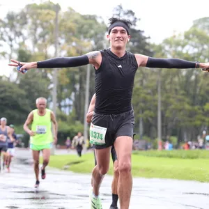 Atleta con mirada fija a la camara