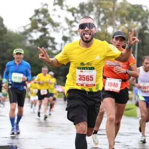 Corredores avanzando con energía