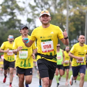 Atleta corriendo con una sonrisa de satisfacción