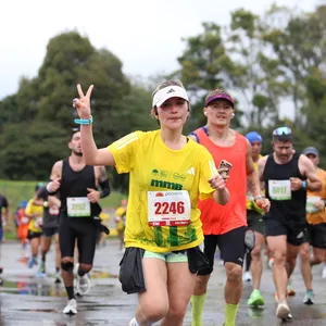 Atletas corriendo en grupo la media maraton