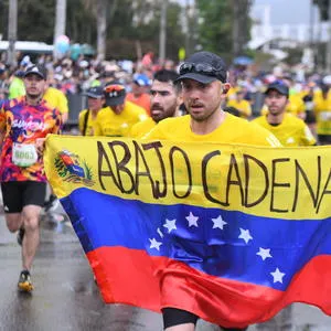 Atleta corriendo con bandera de venezuela la carrera altética