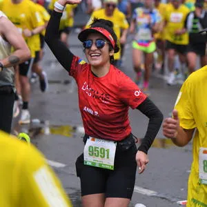 Mujer corriendo carrera organizada por Correcaminos de Colombia