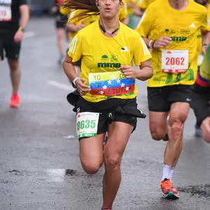 Atleta superando un punto clave en la carrera.