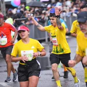 Atleta levantando los brazos en señal de victoria en la maraton de bogota.