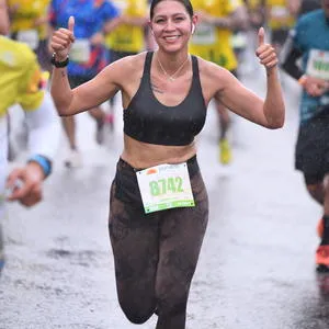 Mujer corriendo carrera atletica 2024