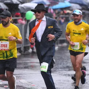 Hombre del traje corriendo maraton bogota