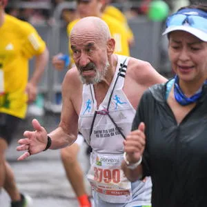 atleta mayor corriendo la media maraton