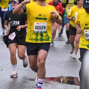 Participante mandando beso en carrera 21k