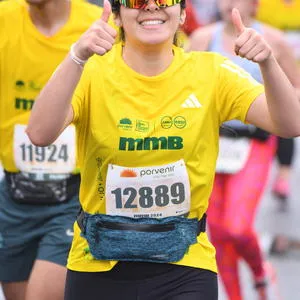 Atleta conquistando la ruta media maraton de bogota