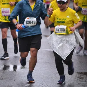 Pareja cogida de la mano en la mmB 2024