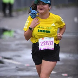 Corriendo con un peluche, meta atletismo