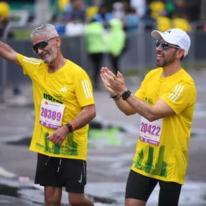 Participantes apoyandose en la carrera de ruta