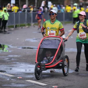 Atleta corriendo con un compañero.