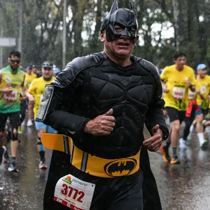 batman corriendo junto a otros competidores.