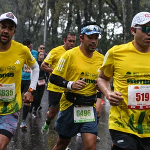 Corredores avanzando a paso ligero en la recta final.