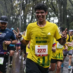 jovén corriendo la media maraton de bogota