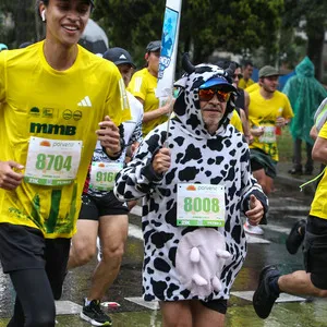 Hombre disfrazado de vaca corriendo carrera de ruta