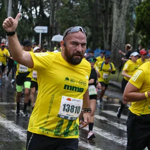 Participante celebrando su éxito al final de la carrera.