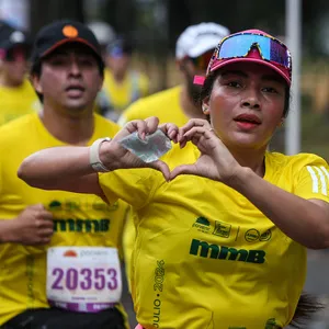 Camaradería en carrera atlética