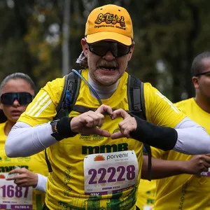 Hombre haciendo un corazon con las manos en carrera de ruta