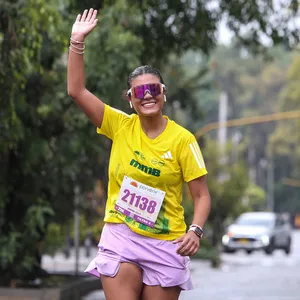 Atletas con camiseta conmemorativa de la media maratón.