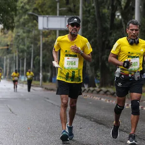 Atletas con camiseta oficial de la mmB