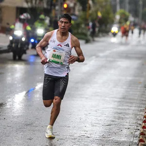 Atleta élite en cabeza de carrera