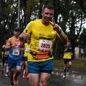 Atleta corriendo en asfalto mojado