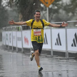 Atleta corriendo bajo la lluvia en Bogotá