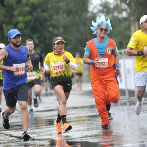 Corredores en plena sincronía en la ruta.