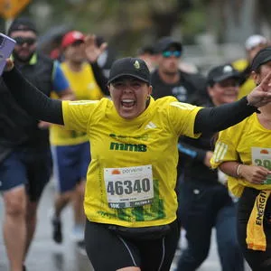 Mujer feliz corriendo la mmb