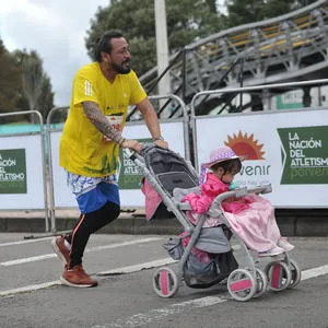 Atleta corriendo con un compañero de equipo.