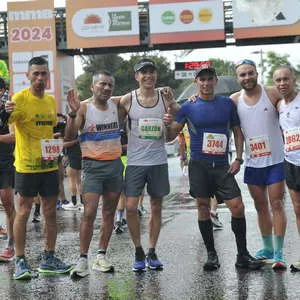 Atletas posando para la foto después de la meta de la media maratón de Bogotá