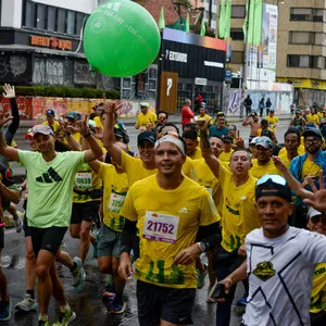 Corredores por la carrera séptima juntos