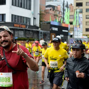 Hombre sonriendo a cámara en la media maratón de Bogotá