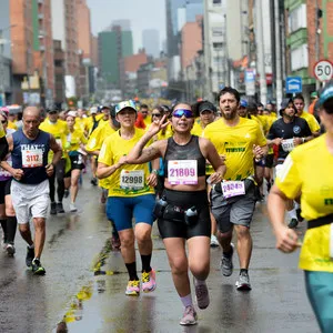 Mujer corriendo por calles de Bogotá