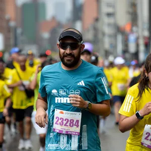 Hombre corriendo junto a otros atletas la media maratón de Bogotá 2024