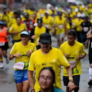 Personas corriendo por las calles de Bogotá