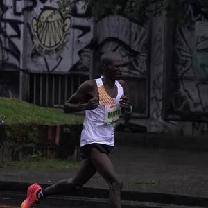 Atleta élite corriendo en Bogotá