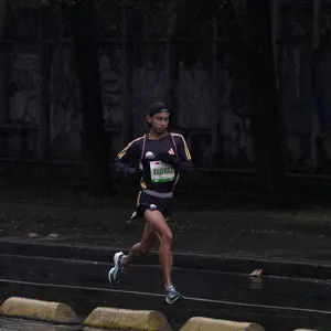 Atleta élite haciendo recorrido 21 Km