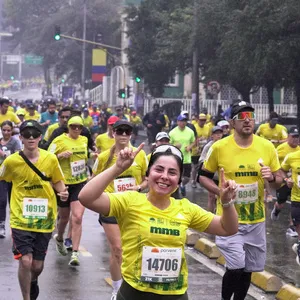 Mujer feliz en recorrido