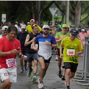 Corredores compartiendo en carrera organizada por correcaminos de colombia