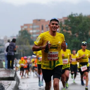 Atleta enérgico corriendo en la mmB