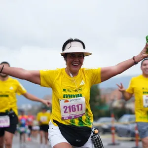 Mujer corriendo con energía