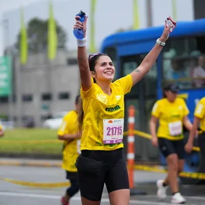 Atleta femenina corriendo a paso firme